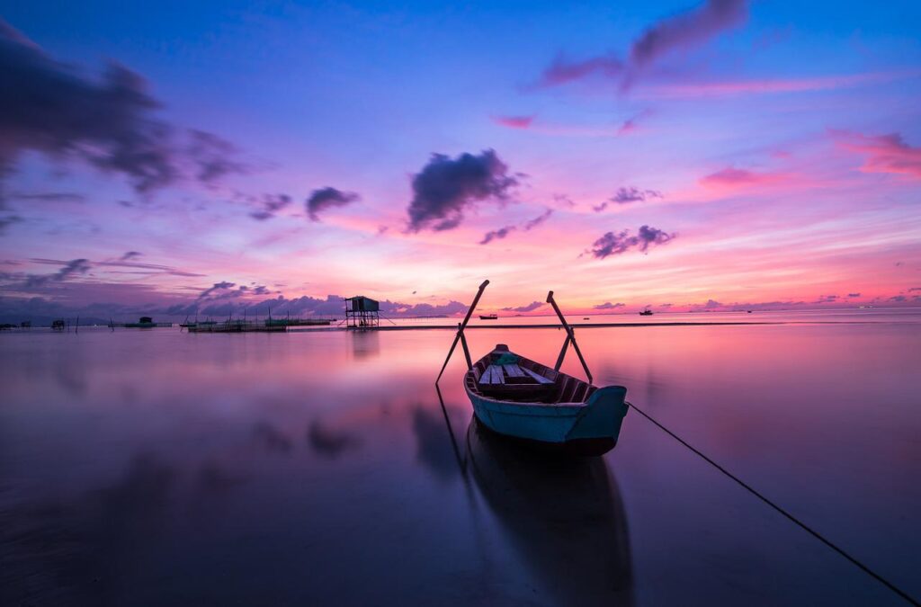 Sunrise Boat Rowing Boat Nobody  - quangle / Pixabay